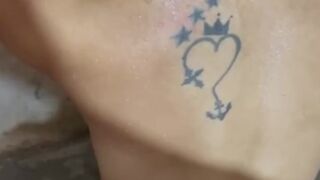 Eu fodo minha meiairmã magrinha enquanto ela toma banho para ir para a escola +18