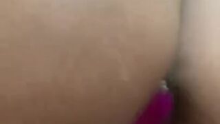 Morena rebolando com plug anal na bunda