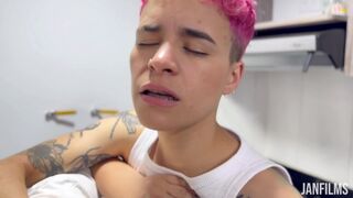 ESTOY CALIENTE! chupame los pezones primero y luego terminas de lavar