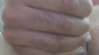 não aguentou e se masturbou tomando banho