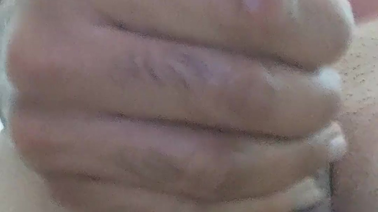 não aguentou e se masturbou tomando banho