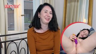 Ersties: Junge Studentin Joana besorgt es sich mit ihrem Lieblingsspielzeug