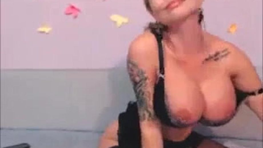 Bigtits milf masturbate with toy live show