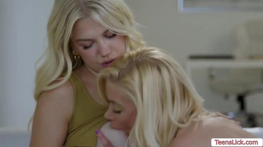 Slut teen licks her feeling young stepmother