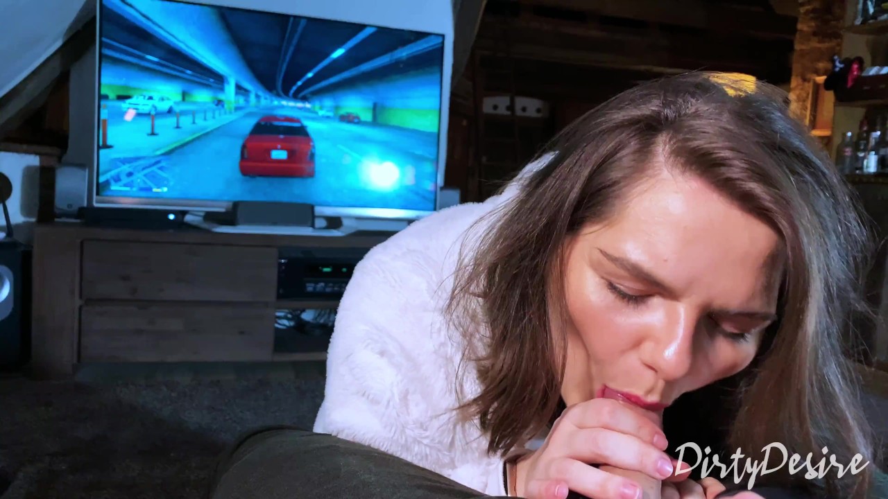 Sucking Him Off While He Is Gaming - How Long Will He Last? Uncut Footage
