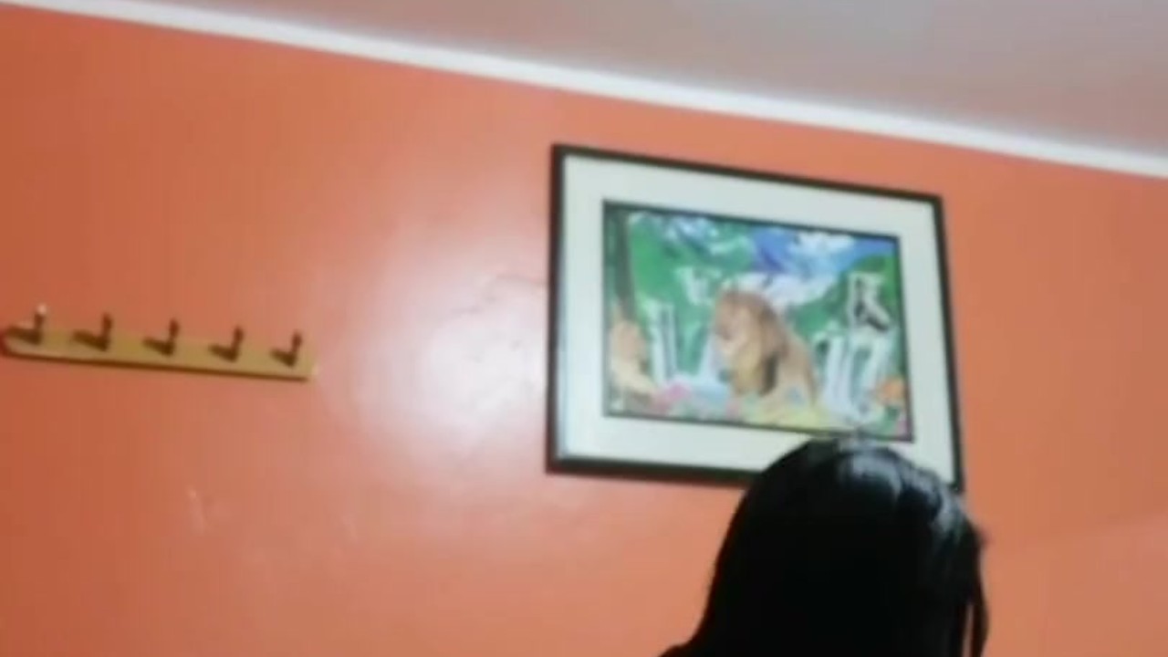 vecina gime rico cuando me la cojo de perrito