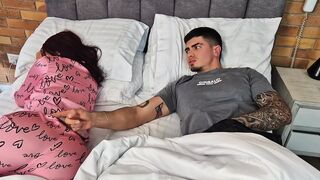 Sharing a bed with my best friend's girlfriend - she's so slutty that I eat that pink pussy