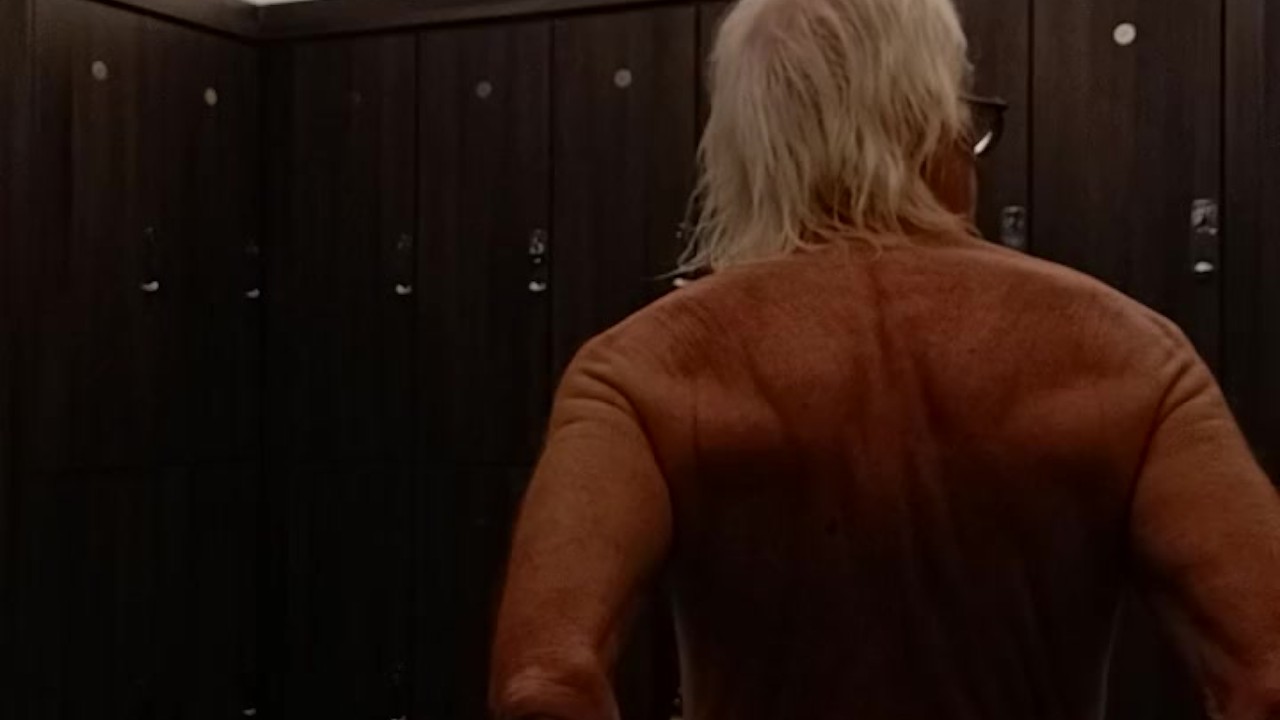 I'm playing with my cock in the gym locker room. See the old many body!