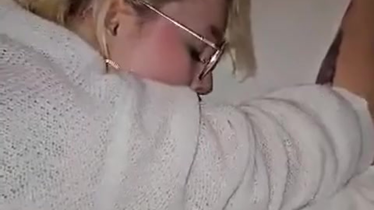 Je la réveille à lui baisant la 